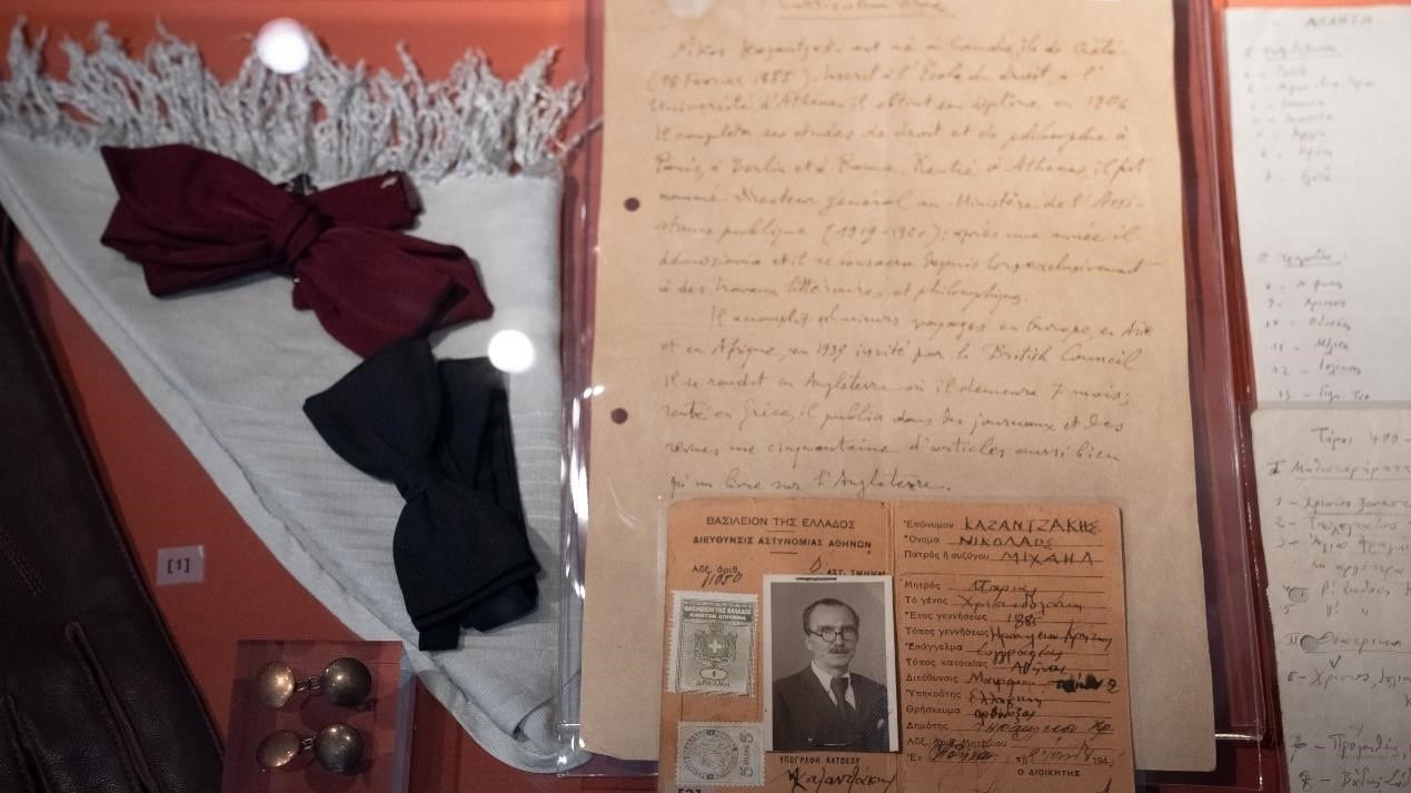 卡贊扎基斯的法語簡歷。人民網(wǎng)記者 葛泰佚攝