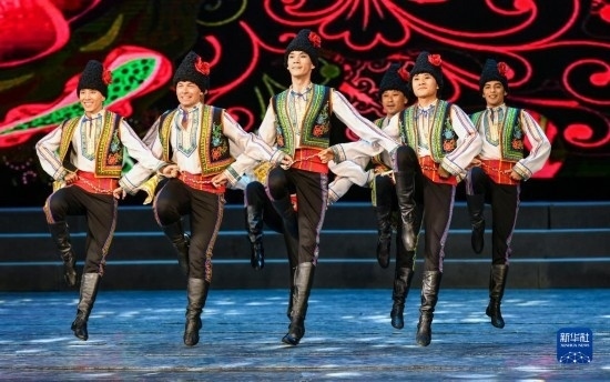 7月21日，哈薩克斯坦薩爾塔納國家舞蹈團(tuán)的演員在演出。