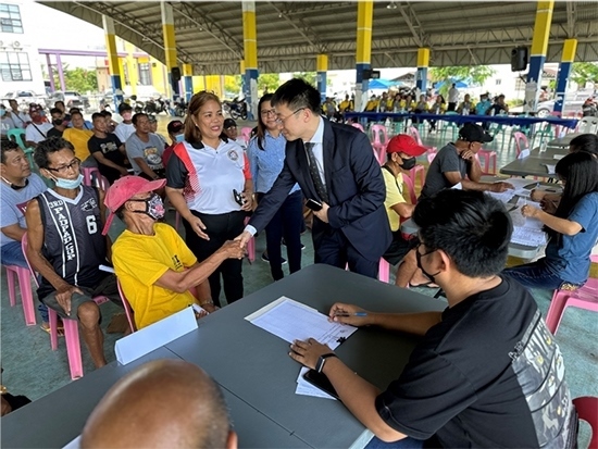 中方與菲方一道將中國援菲化肥分發(fā)至菲農(nóng)戶手中。中國駐菲律賓大使館供圖