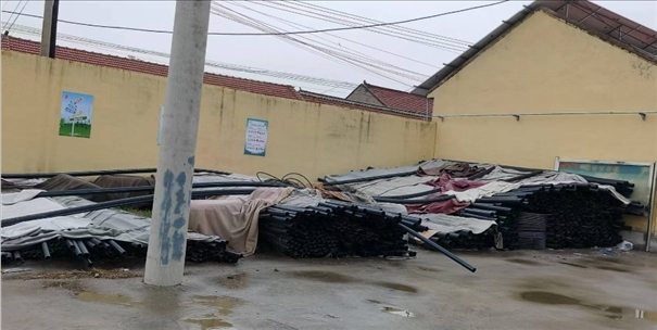 至今仍堆放在村委會(huì)院里的自來水管道。 人民網(wǎng)記者 金慧慧攝