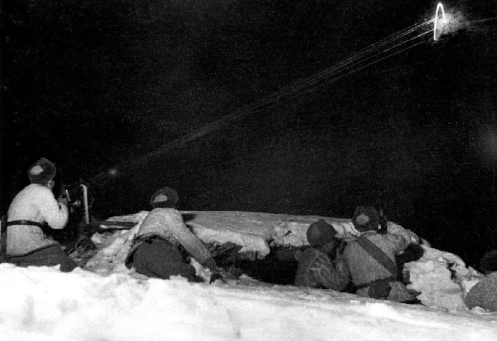  ↑1950年12月，在朝鮮長津湖，中國人民志愿軍第27軍連隊(duì)機(jī)槍手向美軍陣地射擊。新華社發(fā)（張崇岫 攝）