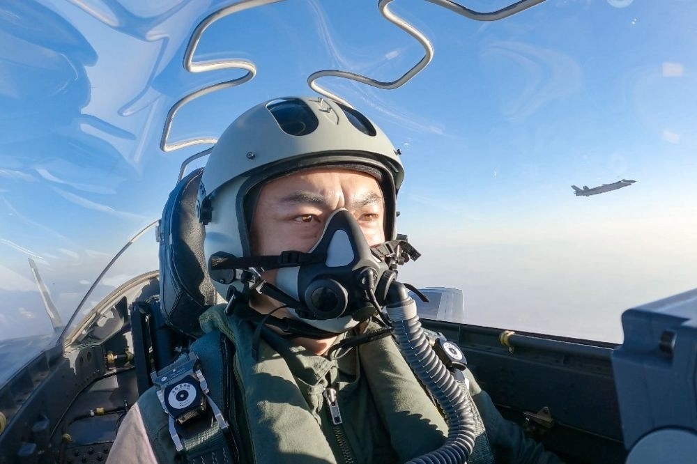 ↑全國人大代表、“強(qiáng)軍先鋒飛行大隊(duì)”大隊(duì)長高中強(qiáng)進(jìn)行編隊(duì)飛行訓(xùn)練（2023年2月9日攝）。新華社發(fā)（姜皓元 攝）