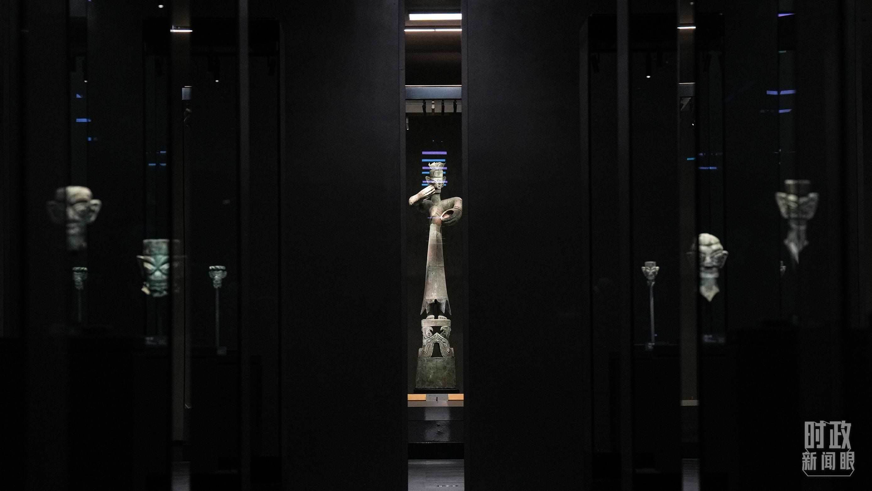 △三星堆出土的青銅大立人像。（總臺(tái)國(guó)廣記者李晉拍攝）