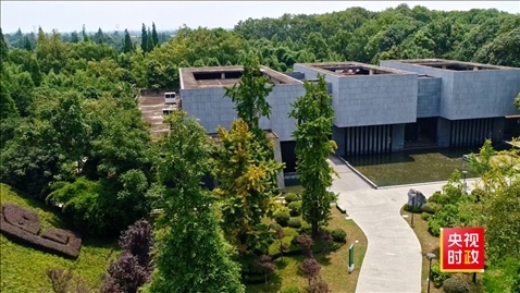 △2021年正式投入使用的三星堆文物保護(hù)修復(fù)館，堅(jiān)持保護(hù)修復(fù)與考古研究同步進(jìn)行，館內(nèi)分文保工作區(qū)和參觀區(qū)。