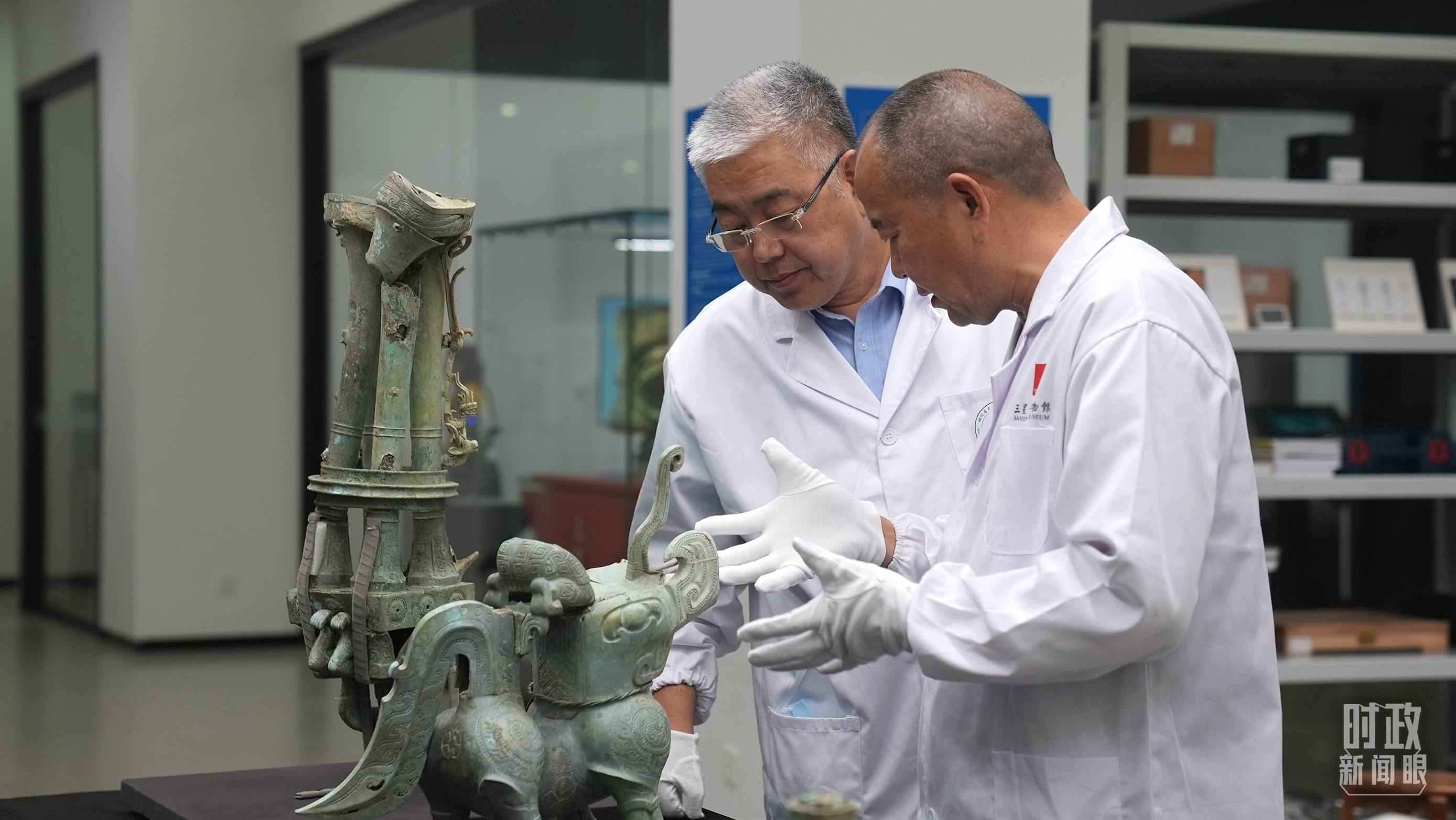 △三星堆文保專家正在就修復(fù)方案進(jìn)行討論。（總臺(tái)央視記者劉琦拍攝）