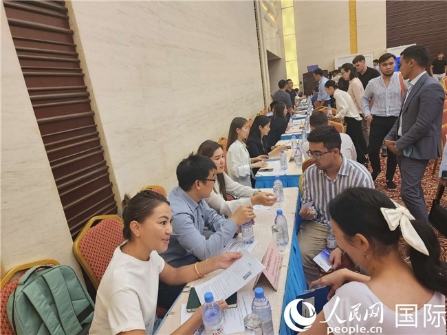 圖為中企代表與哈留華畢業(yè)生現(xiàn)場交流。人民網(wǎng)記者 李強(qiáng)攝