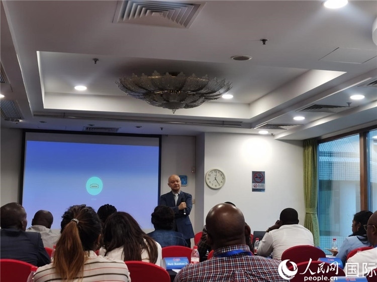 王鯤與研修班學(xué)員互動(dòng)交流。 人民網(wǎng) 孫鴻宇攝