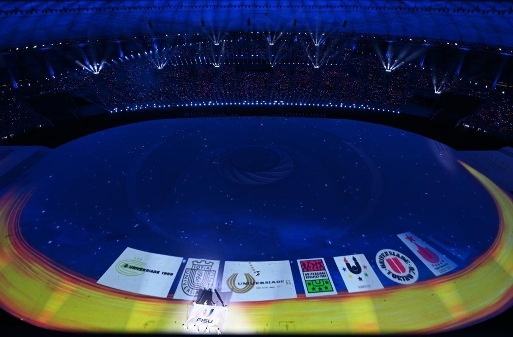 7月28日，國際大學生體育聯(lián)合會會旗在開幕式上入場。新華社記者劉磊攝