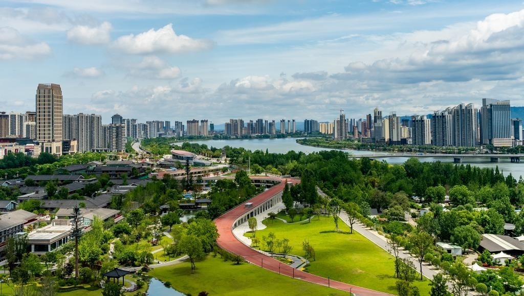 4月30日拍攝的天漢濕地公園景色。新華社發(fā)（李偉 攝）