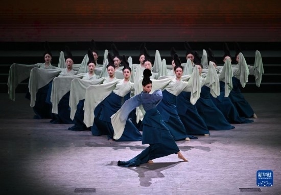 7月29日，演員在聯(lián)歡會現(xiàn)場表演《只此青綠》。新華社記者 蔡湘鑫 攝