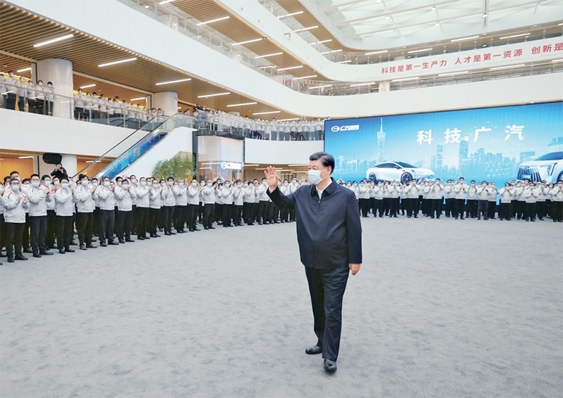 2023年4月10日至13日，中共中央總書記、國(guó)家主席、中央軍委主席習(xí)近平在廣東考察。這是12日下午，習(xí)近平在廣汽研究院向職工們揮手致意。 新華社記者 鞠鵬/攝
