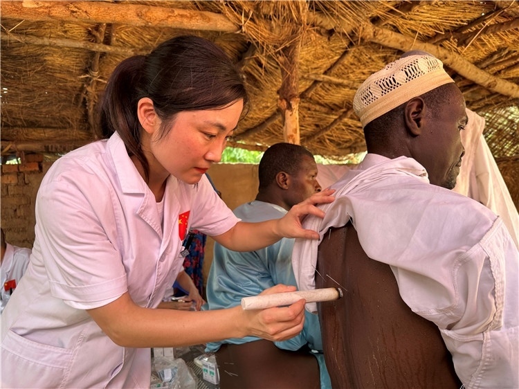 圖為吉安市中心人民醫(yī)院中醫(yī)科副主任醫(yī)師王李妮為患者進(jìn)行針灸治療。中國駐乍得醫(yī)療隊提供