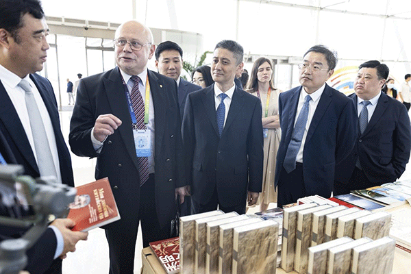 與會(huì)嘉賓參觀主題書(shū)展。人民畫報(bào)社供圖