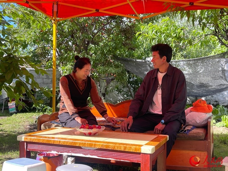 嘎拉村村民達(dá)瓦堅(jiān)參和他的妻子。人民網(wǎng) 周靜圓攝