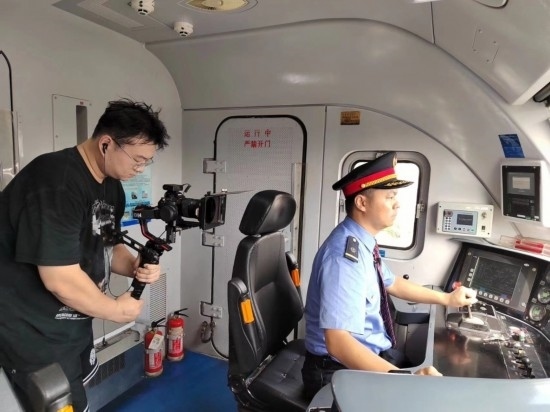 記者采訪中歐班列（成都）首發(fā)司機(jī)仲俊斕。成都機(jī)務(wù)段供圖