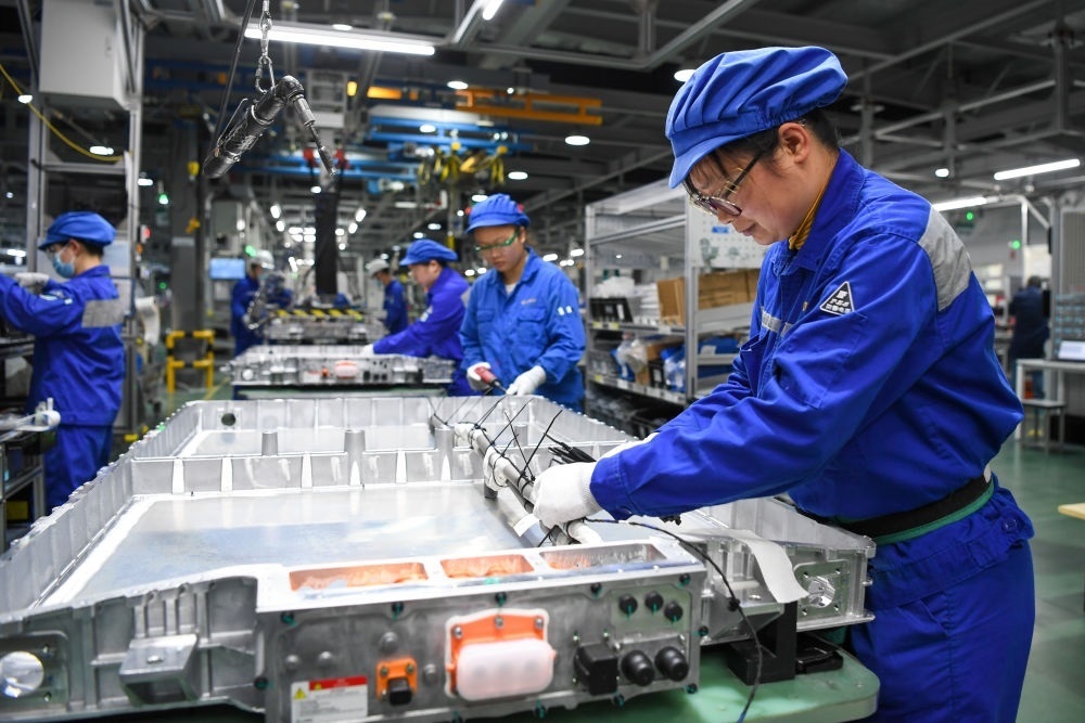 在位于江蘇常州溧陽的上汽時代動力電池系統(tǒng)有限公司，工人在車間進行電池生產(chǎn)（2023年2月16日攝）。常州市擁有鋰電池電芯及配套生產(chǎn)企業(yè)120余家，動力電池產(chǎn)業(yè)2022年實現(xiàn)產(chǎn)值超1700億元。新華社記者 李博 攝