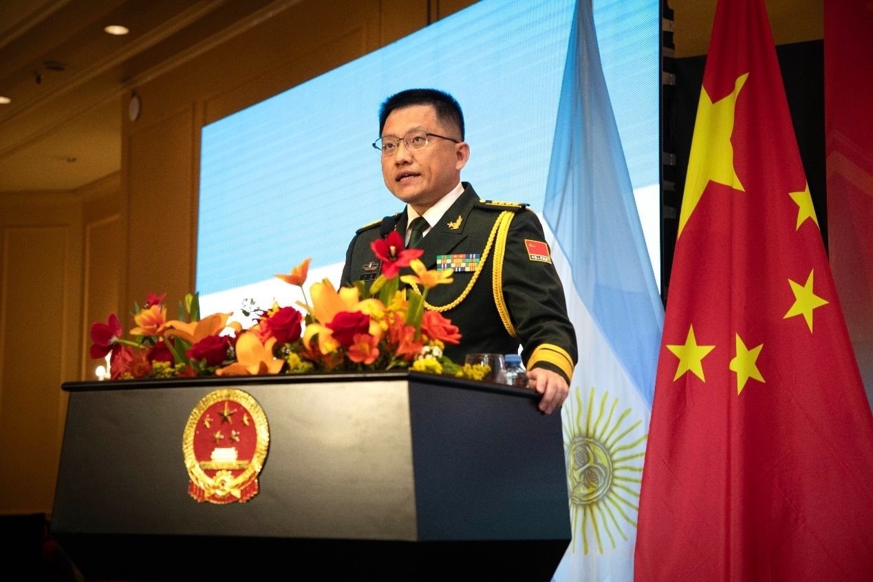 中國駐阿根廷大使館武官劉淼大校致辭。中國駐阿根廷大使館供圖
