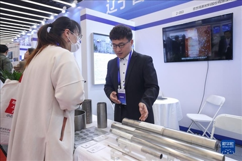 4月8日，參展商在2023中國(guó)中小企業(yè)發(fā)展大會(huì)“專(zhuān)精特新”中小企業(yè)展覽會(huì)上向觀眾介紹產(chǎn)品。新華社記者 龍雷 攝