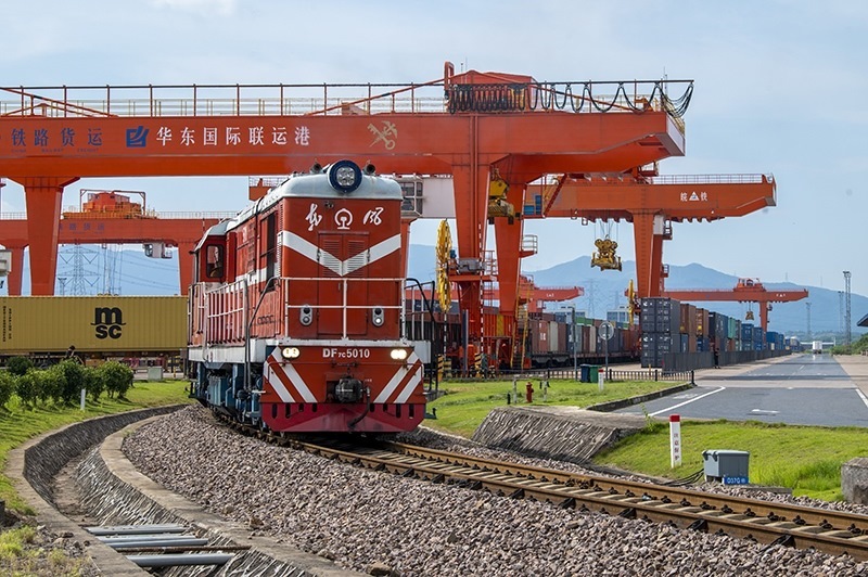 △2023年7月25日，在浙江省金華市華東國(guó)際聯(lián)運(yùn)港，一輛“義新歐”中歐班列裝載著110個(gè)標(biāo)箱日用百貨、家用電器、家裝材料等貨物，啟程駛向哈薩克斯坦。