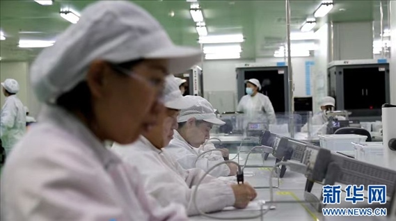 工人在大連達(dá)利凱普科技股份公司生產(chǎn)車(chē)間工作。新華網(wǎng)發(fā)