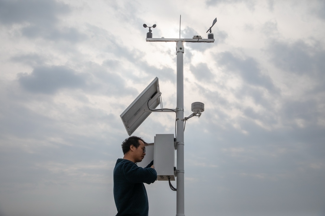 在北大荒集團(tuán)閆家崗農(nóng)場有限公司農(nóng)業(yè)現(xiàn)代化示范區(qū)，工作人員在調(diào)試氣象設(shè)備（4月27日攝）。新華社記者 張濤 攝