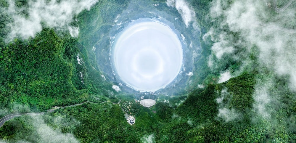 6月22日拍攝的“中國天眼”全景（維護(hù)保養(yǎng)期間拍攝，無人機(jī)全景拼接照片）。新華社記者 歐東衢 攝