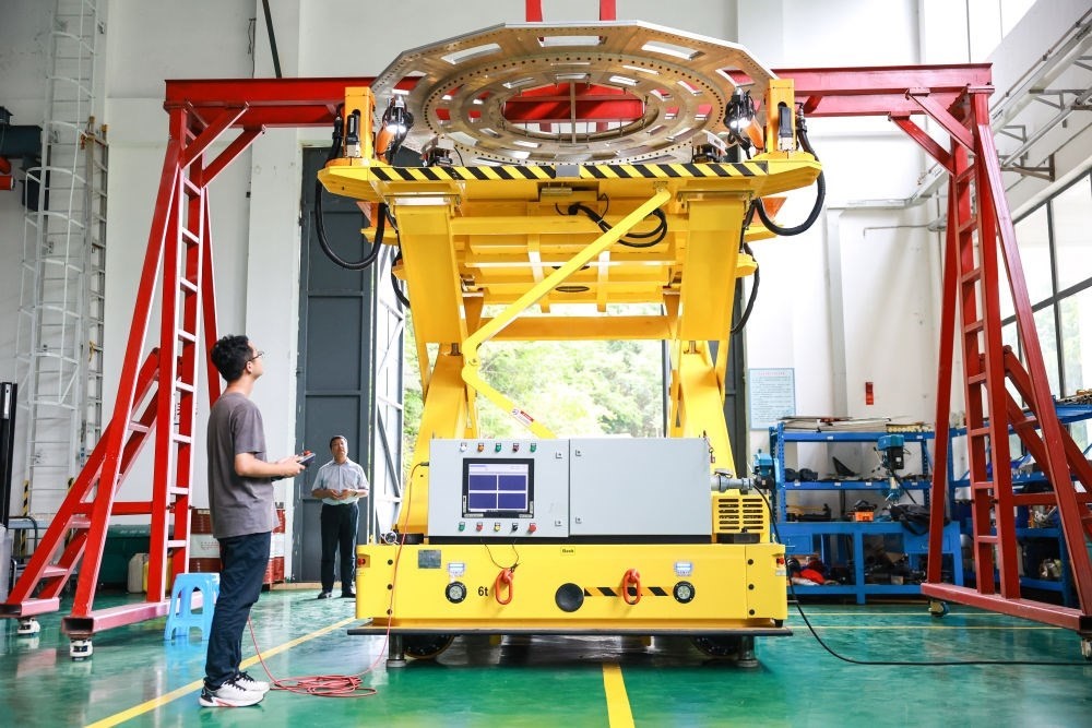 7月26日，工作人員在調(diào)試饋源接收機(jī)拆裝機(jī)器人。新華社記者 歐東衢 攝