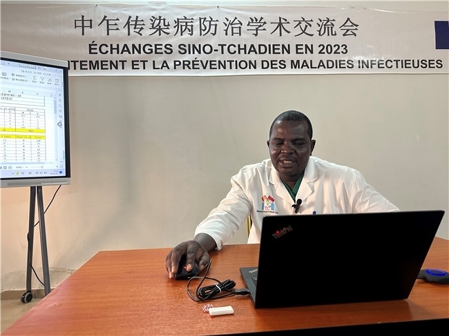 圖為中乍友誼醫(yī)院兒科護士長穆罕默德·阿米勒·阿里授課。中國援乍得醫(yī)療隊供圖