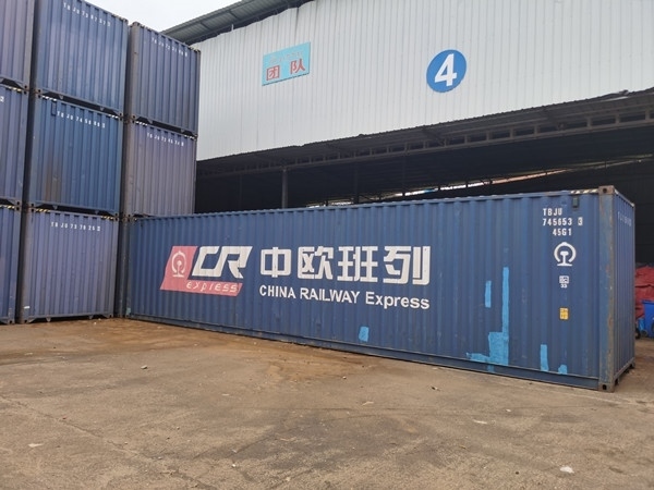 即將以“中老鐵路+中歐班列”模式過(guò)境運(yùn)輸?shù)募b箱。朱益孝攝