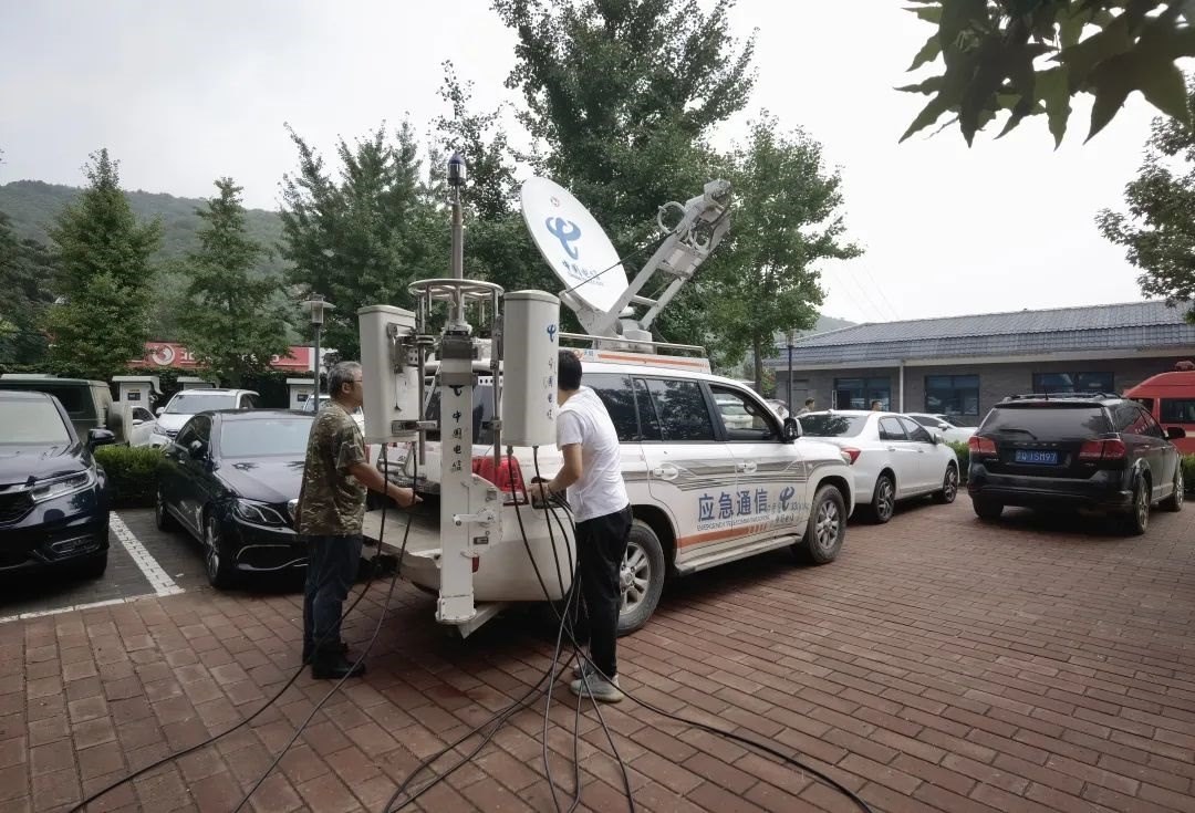 工作人員正在進行通信搶修。 受訪者供圖