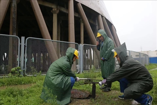 華能北京熱電廠員工操作排水閥降低水塔水位。 受訪者供圖