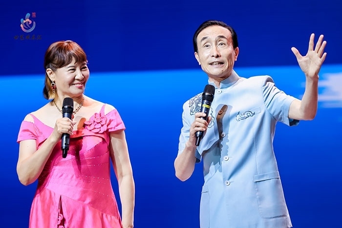 小品表演藝術(shù)家鞏漢林、金珠在演出現(xiàn)場。主辦方供圖