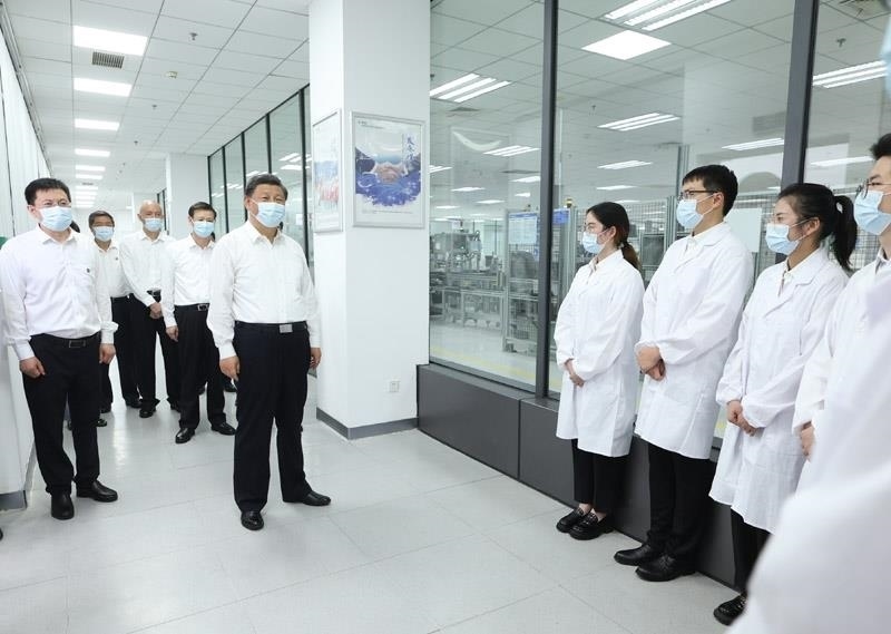 2023年7月6日，習(xí)近平總書記在江蘇南京市考察南瑞集團有限公司，同年輕研發(fā)人員親切交流。