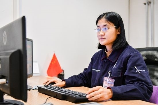 工作中的劉艷梅。航空工業(yè)沈飛供圖