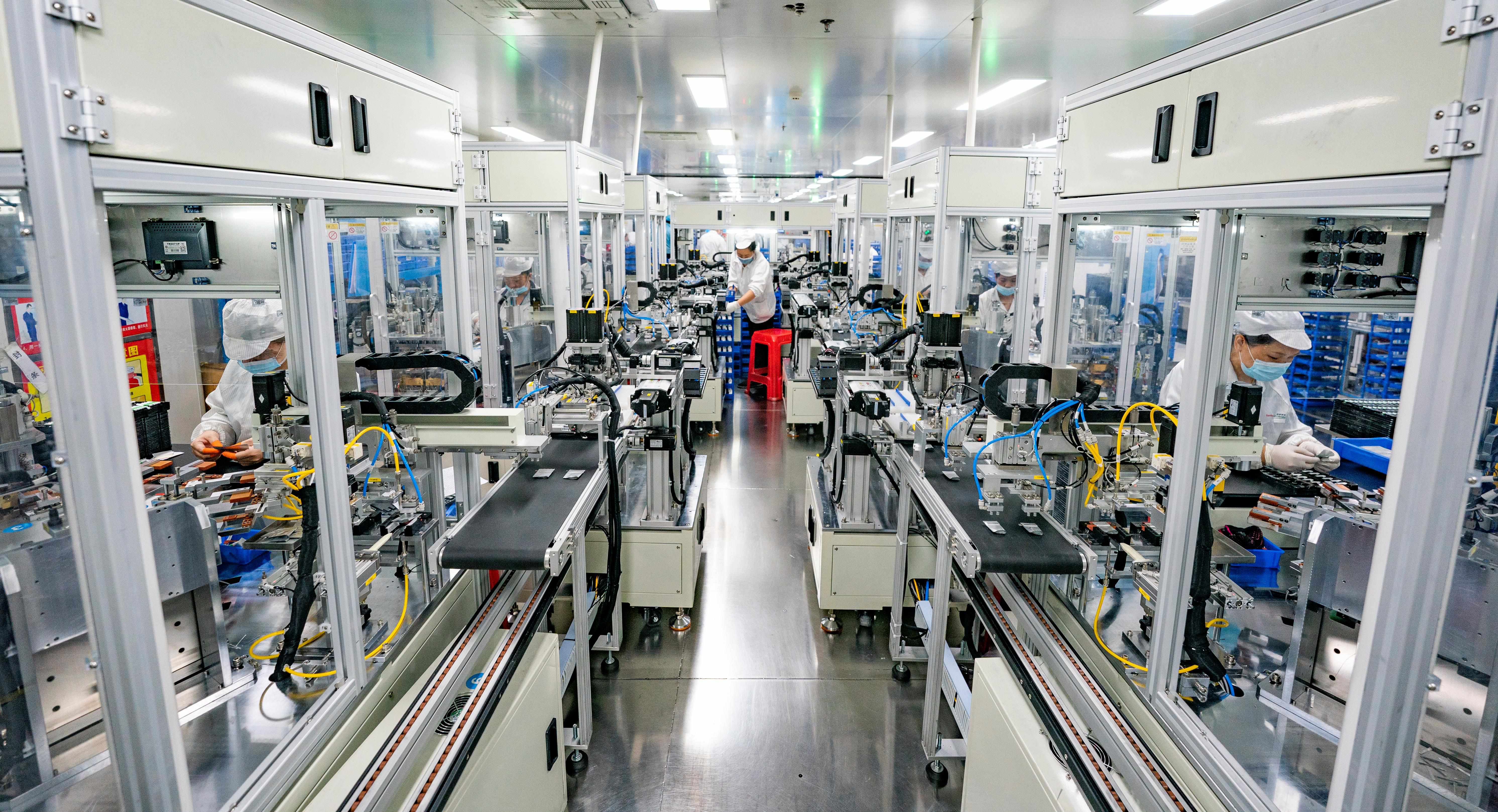 2023年5月17日，江西新余一家電子公司生產(chǎn)車間內(nèi)，技術(shù)工人在鋰電池生產(chǎn)線忙于趕制訂單產(chǎn)品。