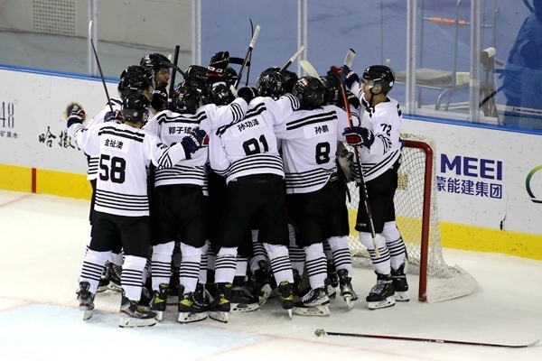 內(nèi)蒙古隊球員慶祝比賽勝利。人民網(wǎng)記者 胡雪蓉攝