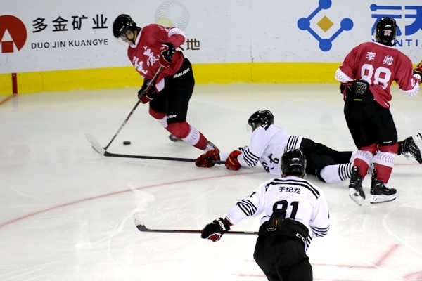 重慶隊球員與內(nèi)蒙古球員拼搶。人民網(wǎng)記者 胡雪蓉攝