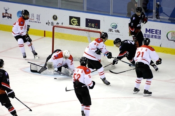 門前混戰(zhàn)。人民網(wǎng)記者 胡雪蓉攝