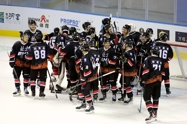 北京隊(duì)?wèi)c祝奪冠。人民網(wǎng)記者 胡雪蓉?cái)z