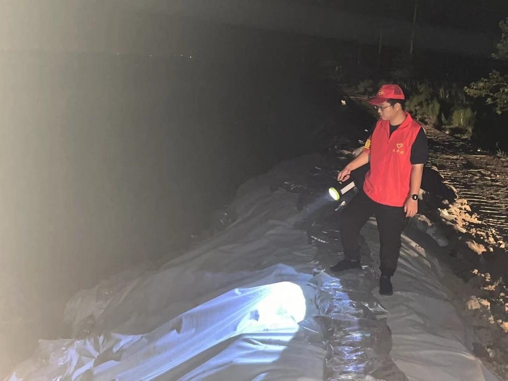 太平鎮(zhèn)干部晚上巡查南小埝。（采訪對(duì)象供圖）