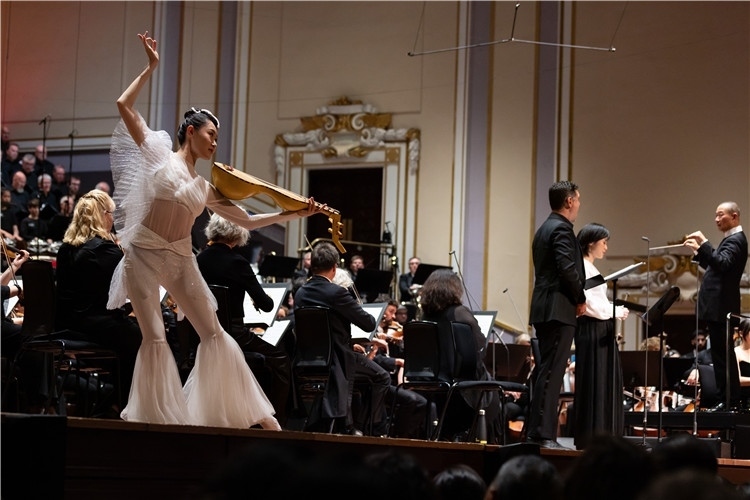 圖8月5日，2023愛丁堡國(guó)際藝術(shù)節(jié)開幕式音樂會(huì)《慈悲頌》的演出現(xiàn)場(chǎng)。藝術(shù)節(jié)組委會(huì)供圖