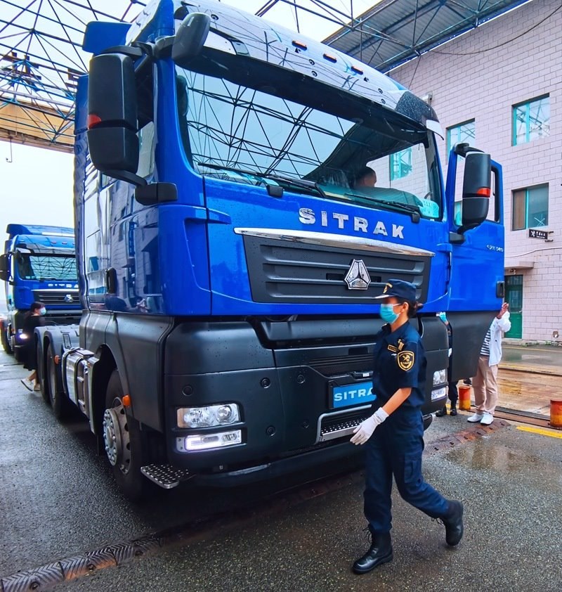 關(guān)員正在對(duì)出口車(chē)輛進(jìn)行登臨檢查。人民網(wǎng)記者 栗翹楚攝