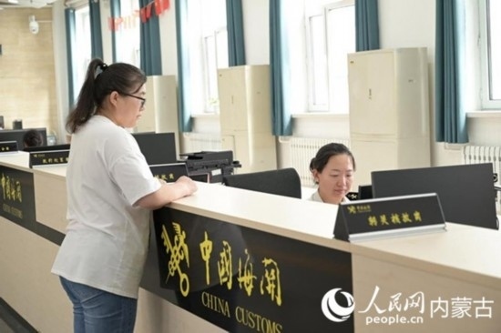 代理報(bào)關(guān)企業(yè)正在滿(mǎn)洲里車(chē)站海關(guān)綜合服務(wù)大廳辦理業(yè)務(wù)。人民網(wǎng) 寇雅楠攝
