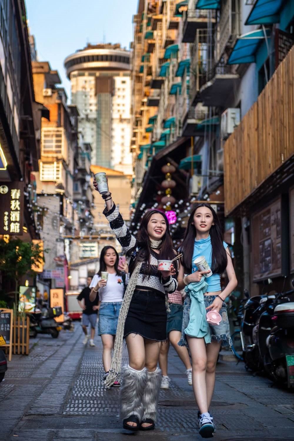 游客在長沙市天心區(qū)太平老街游玩（6月7日攝）。新華社記者 陳思汗 攝