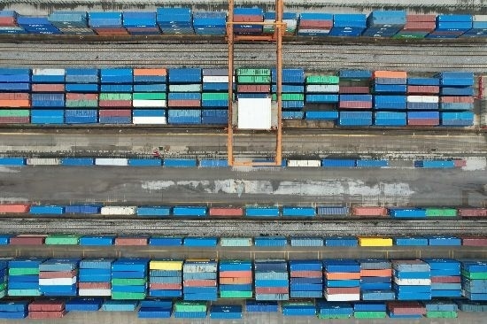 在廣州東部公鐵聯(lián)運(yùn)樞紐（增城西站），工作人員在進(jìn)行集裝箱轉(zhuǎn)運(yùn)工作。廣州交通投資集團(tuán)有限公司供圖