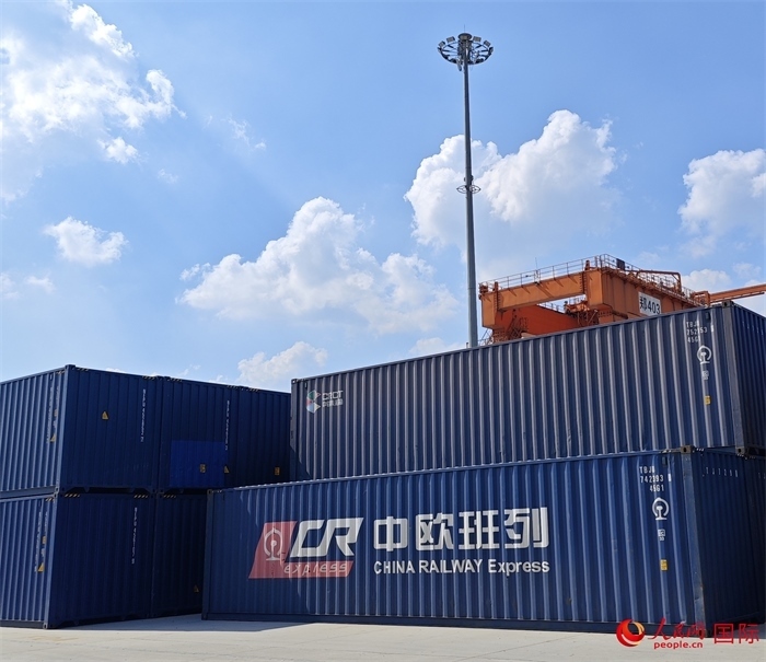 8月3日，中歐班列（中豫號(hào)）集裝箱在鄭州車站海關(guān)等候查驗(yàn)。人民網(wǎng) 崔譯戈攝