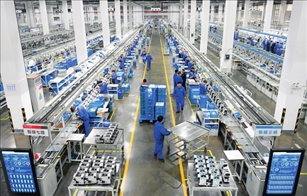 在位于浙江省臺(tái)州市的杰克科技股份有限公司，工作人員在裝配車間裝配縫紉機(jī)（2023年3月23日攝）。翁忻旸攝/本刊