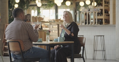 凱茜·瑪格與手語教學者交流。帕特里克·謝德-西蒙茲攝