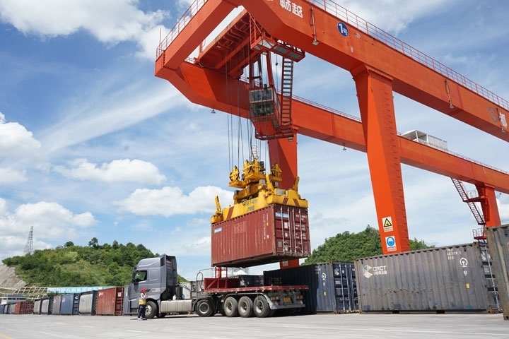 在貴陽國(guó)際陸港，正在作業(yè)的龍門吊。貴陽綜保區(qū)供圖