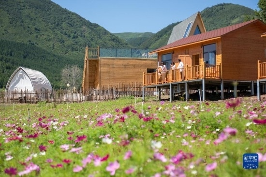 8月12日，游客在寧夏固原市涇源縣大灣鄉(xiāng)楊嶺村的民宿聊天。新華社記者 李旭倫 攝